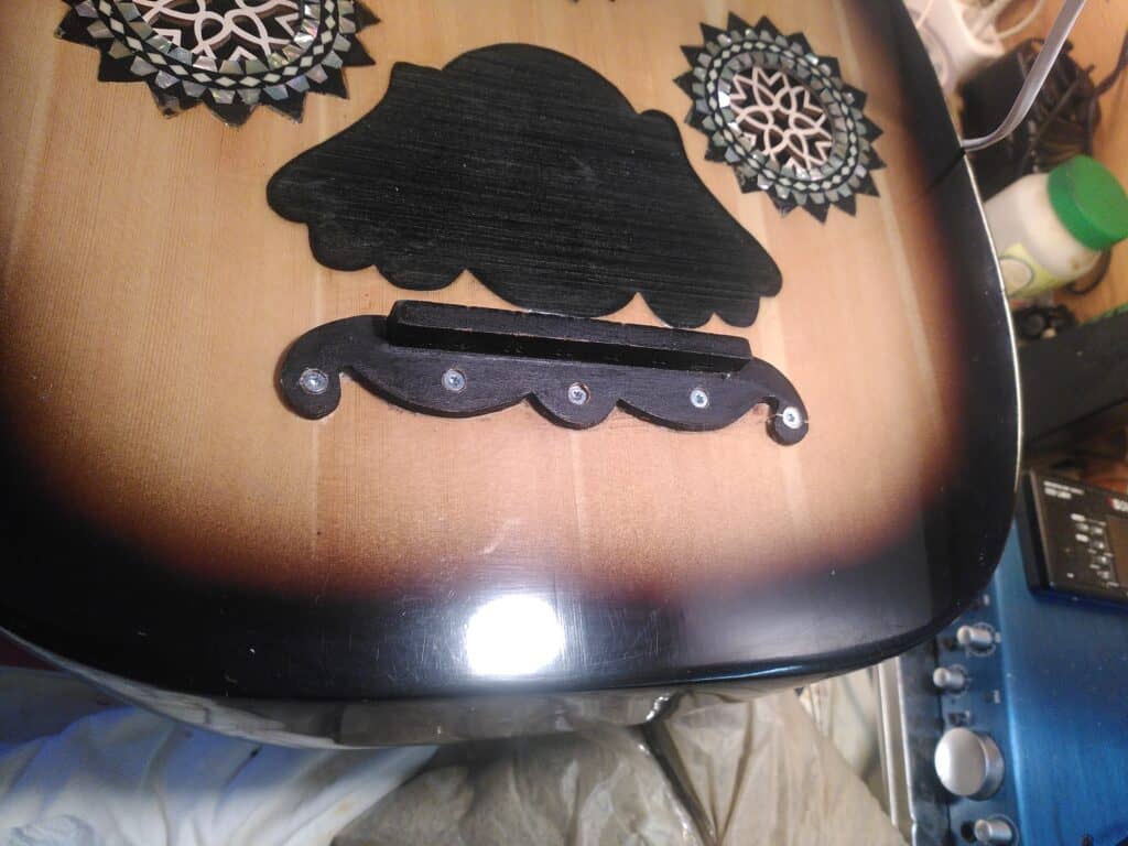 afbeelding arabische oud of ud of oed met gerepareerde brug