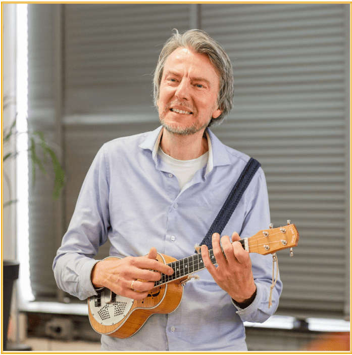 Willem van Zoelen met ukelele afbeelding bij muziekles instrumenten reparatie