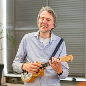 Afbeelding bij invaldocent meester Willem. Meester Willem met ukelele.